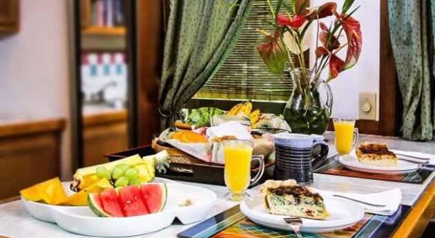 Aloha Moon Cottage dining area